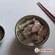 Riz japonais, sashimis de bœuf, sauce à l'ail.