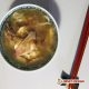 Lotte au lard dans un bouillon de poulet, udon, bonite séchée.